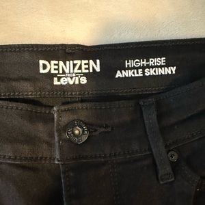 Denizen Black high rise skinny jeans size 8